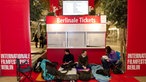 Besucher übernachten vor einem Berlinale Ticketschalter