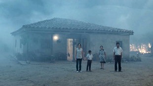Familia frente a su casa 
