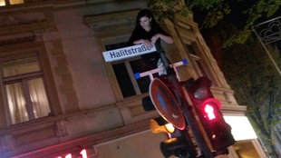 An der Keupstr. wird symbolisch das Straßenschild Halitstraße angebracht