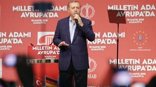Der türkische Staatspräsident Recep Tayyip Erdogan spricht am 10.05.2015 in einer Messehalle in Karlsruhe 