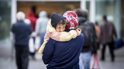 Flüchtlinge kommen am Flughafen Bahnhof in Düsseldorf an