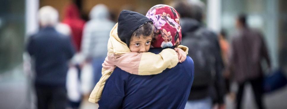 Flüchtlinge kommen am Flughafen Bahnhof in Düsseldorf an