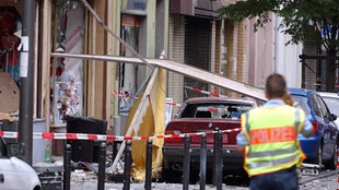 Kölner Nagelbombenanschlag-Ein Polizist sichert in Köln die Spuren einer Explosion in der Keupstraße