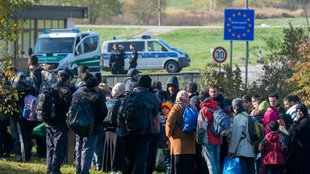 Flüchtlinge warten an der Grenze zu Deutschland