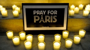 Kerzen, die zum Gedenken an die Opfer der IS-Anschläge in Paris aufgestellt wurden