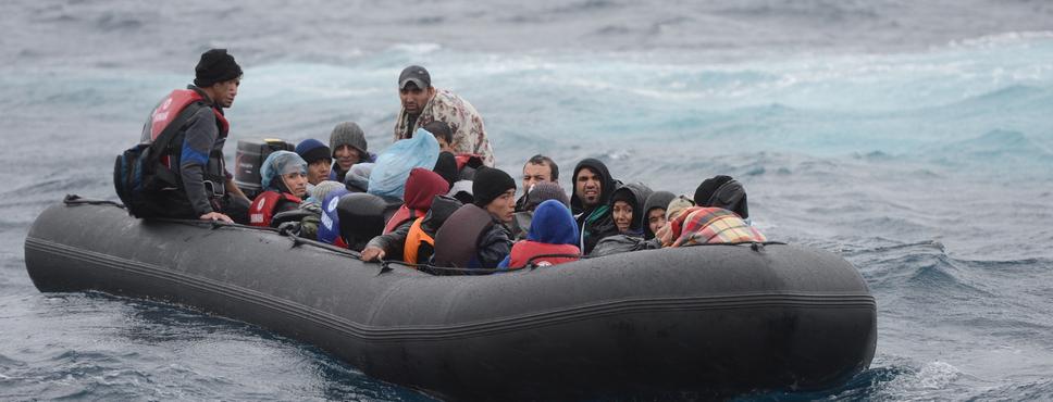 Flüchtlinge in einem Boot auf dem Mittelmeer