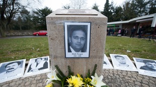  Hinter dem Gedenkstein für Halit Yozgat sind am 06.04.2013 in Kassel (Hessen) auf der Gedenkveranstaltung zu seinem Todestag die Porträts der anderen NSU-Mordopfer abgelegt, NSU Opfer