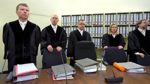 Der Vorsitzende Richter Manfred Götzl (2.v.l.) und sein Staatsschutzsenat stehen am 06.05.2013 in München (Bayern) zu Beginn des sogenannten NSU-Prozesses im Gerichtssaal