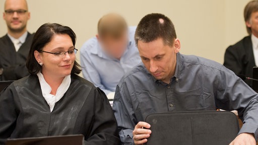 Der Angeklagte Ralf Wohlleben (2.v.l.) sitzt im Oberlandesgericht in München (Bayern) mit seiner Anwältin Nicole Schneiders zusammen