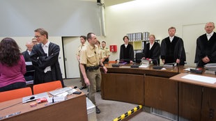 Der Vorsitzende Richter Manfred Götzl und sein Staatsschutzsenat stehen am 06.08.2013 in München (Bayern) zu Beginn des sogenannten NSU-Prozesses im Gerichtssaal