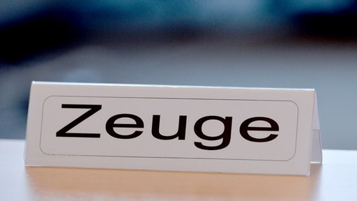 Ein Schild mit der Aufschrift "Zeuge" steht am 07.10.2013 in Erfurt (Thüringen) vor Beginn des NSU-Untersuchungsausschusses des Landtages auf einem Tisch