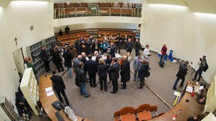 Medienvertreter laufen im Oberlandesgericht München in München (Bayern) durch den Sitzungssaal 101