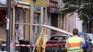Ein Polizist sichert in Köln die Spuren einer Explosion in der Kölner Keupstrasse nach dem Nagelbombenattentat