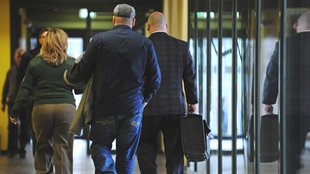Der Zeuge Andre K. (M) geht am 05.02.2014 vom Gerichtssaal zur Cafeteria im Oberlandesgericht in München (Bayern) - NSU Prozess