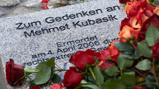 Rote Rosen liegen in Dortmund auf einem Gedenkstein für den 2006 von der rechtsextremen Terrorzelle NSU ermordeten Mehmet Kubasik
