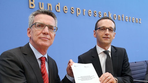 Bundesjustizminister Heiko Maas (SPD, r) und Bundesinnenminister Thomas de Maizière (CDU) stellen am 26.02.2014 in der Bundespressekonfereny in Berlin den NSU-Umsetzungsbericht vor
