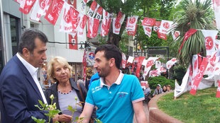 Necdet Sarac, CHP-Kandidat für die Parlamentswahlen in der Türkei während der Wahlkampagne