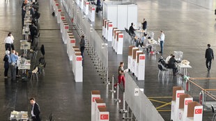 Auslandtürken geben ihre Stimme für die Parlamentswahlen 2015 ab