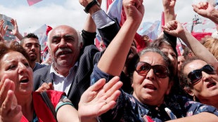 Wähler in der Türkei bei einer Wahlveranstaltung