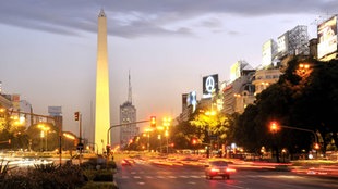Obelisk an der Avenida 9 de Julio bei Nacht, Buenos Aires, Argentinien
