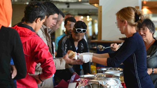 Flüchtlinge werden mit Essen verpflegt