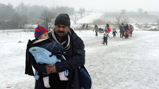Flüchtlingen auf der Balkanroute mit Schnee