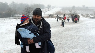 Flüchtlingen auf der Balkanroute mit Schnee