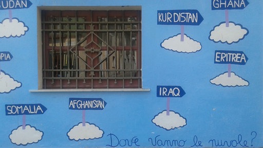 Fenster an der Wand mit Murales und italienischen Schriften: Somalia, Afghanistan, Sudan (...)