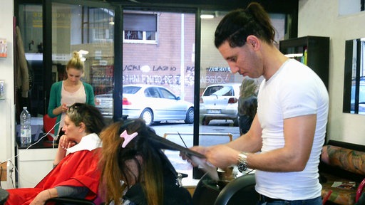 Joseph arbeitet als Friseur