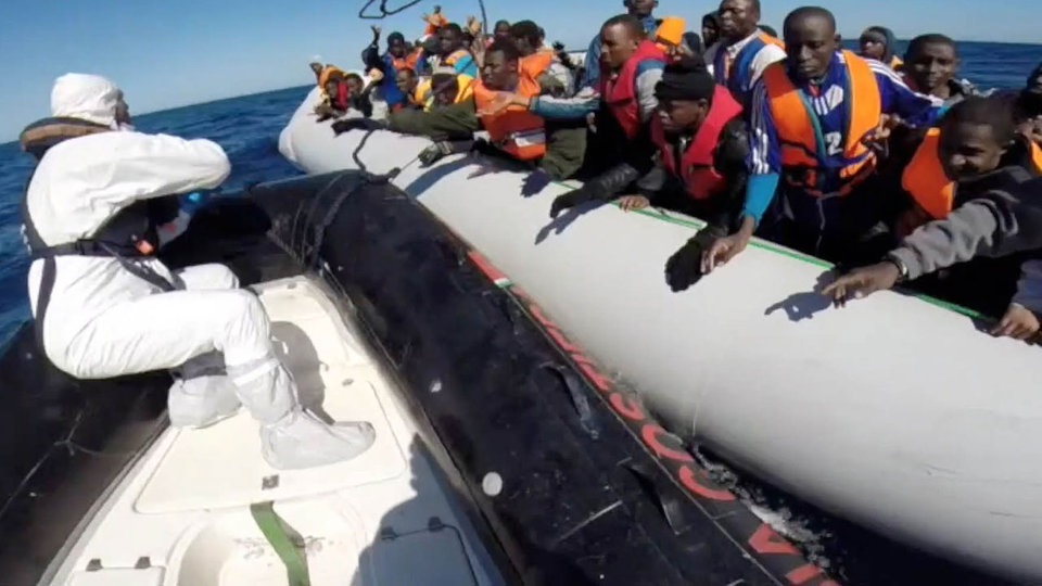 Migranten auf einem Boot 