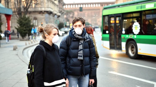 Bürger in Mailand mit Smog-Maske