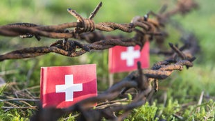 Stacheldraht mit Schweizer Fahne