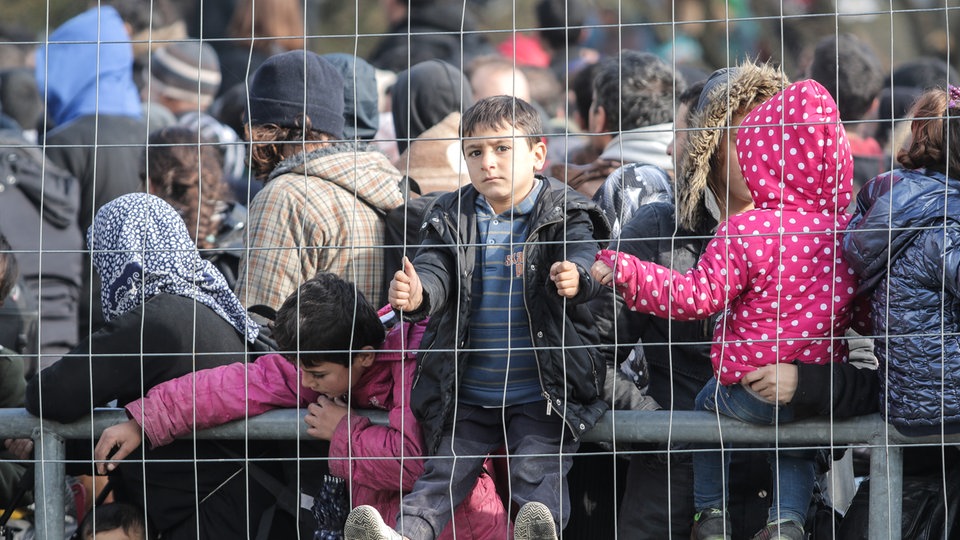 Flüchtlinge hinterm Zaun