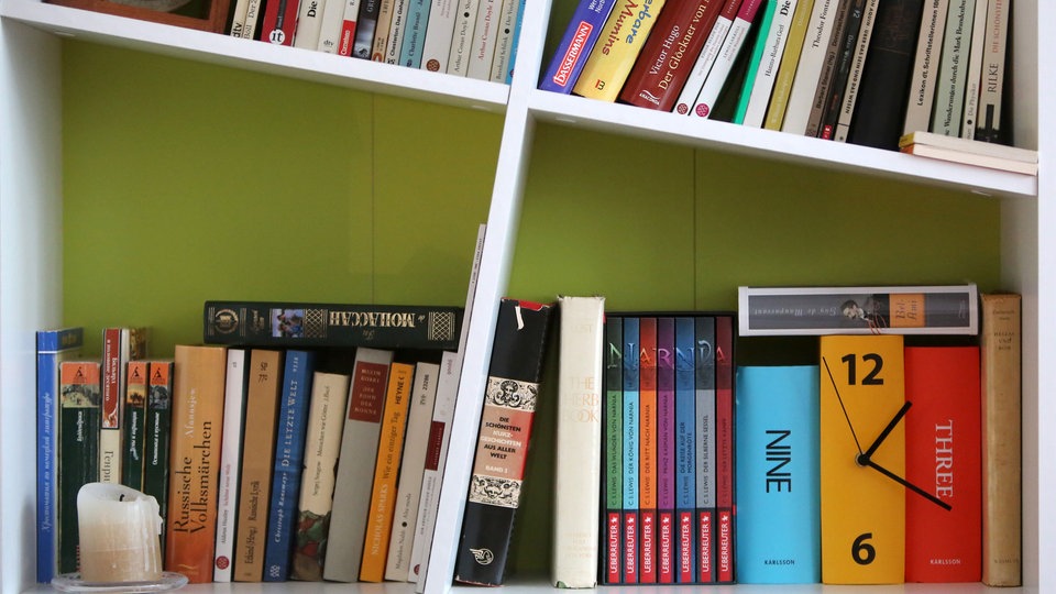 Bücherregal
