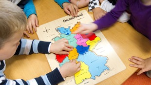 Kinder mit Deutschlandkarte
