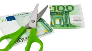 Geschnittener Geldschein mit Schere