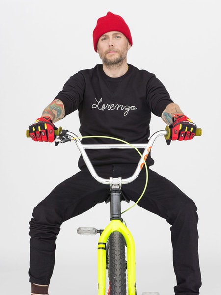 Jovanotti auf einem Fahrrad 