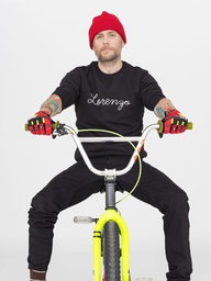 Jovanotti auf einem Fahrrad 