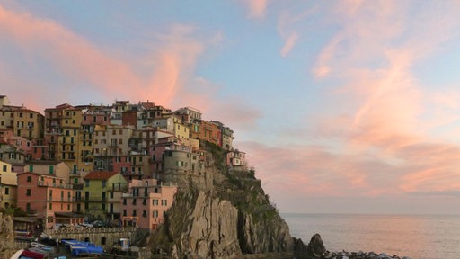 Bunte Häuser auf Felsen. Manarola, 5 Terre-Dörfer