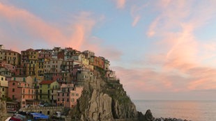 Bunte Häuser auf Felsen. Manarola, 5 Terre-Dörfer