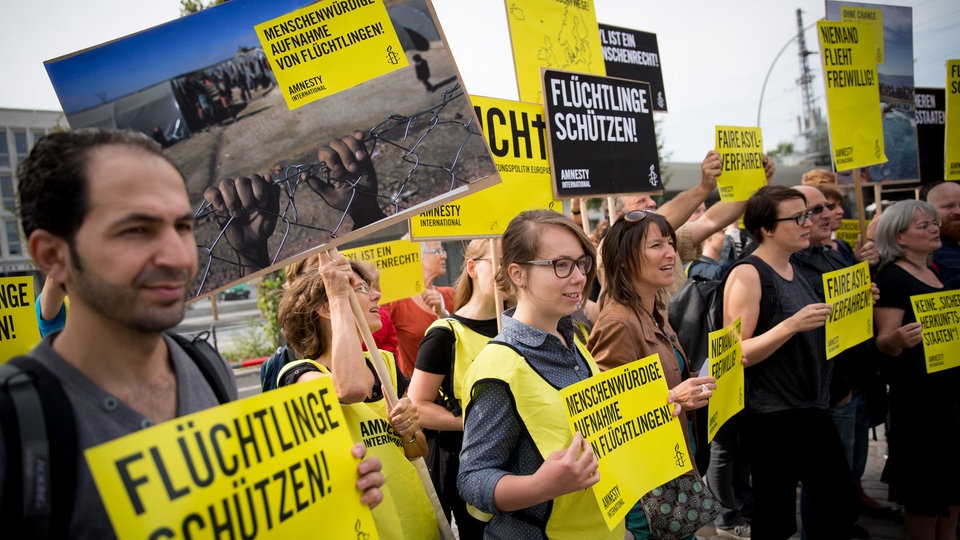 Građani protestuju 13. 09. 2015. u Berlinu protiv pooštravanja prava na azil
