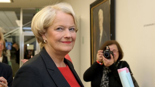 Bremen, Elisabeth Motschmann, CDU, portret, u pozadini se nalazi fotografkinja s aparatom