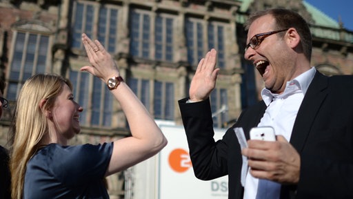 Bremen, Lecke Steiner, FDP, na Marktplaztu u Bremenu veseli se zajedno sa suprugom Philippom
