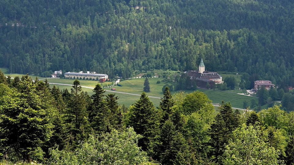 Dvorac Elmau i novoizgradjeni Pres-centar, levo