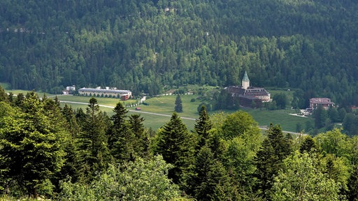 Dvorac Elmau i novoizgradjeni Pres-centar, levo