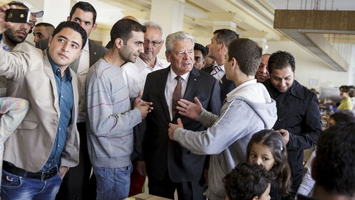 Predsjednik Njemačke Joachim Gauck u razgovoru sa potražiocima azila u prihvatnom centru u Berlinu