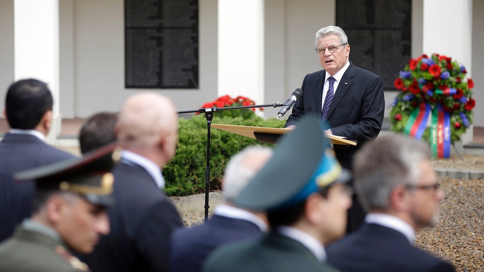 Predsednik Nemačke Joachim Gauck govori na memorijalnoj ceremoniji povodom 70 godina od okončanja Drugog svetskog rata na Sovjetskom groblju u Lebusu, nemačkom gradu u blizini granice sa Poljskom