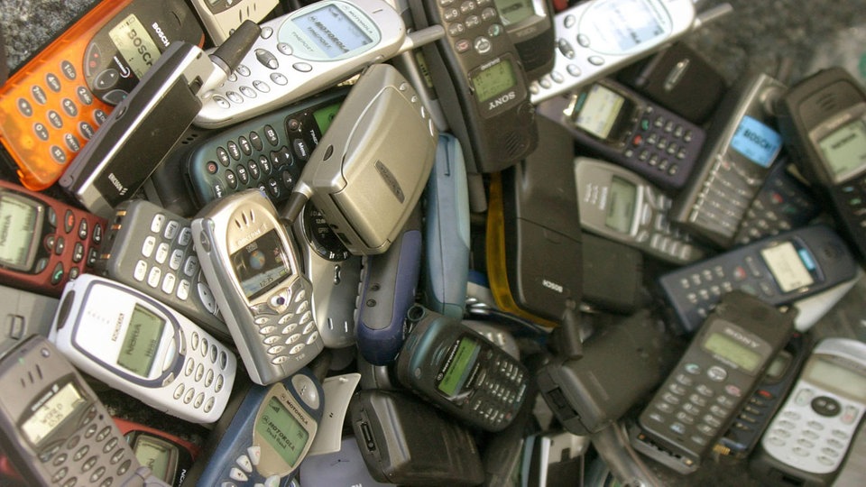 Stari mobilni telefoni na otpadu