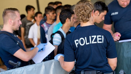 Passau, izbjeglice čekaju u redu na registraciju