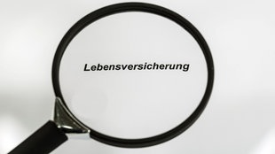 Symbolbild, Lebensversicherung unter der Lupe, Versicherungsformular